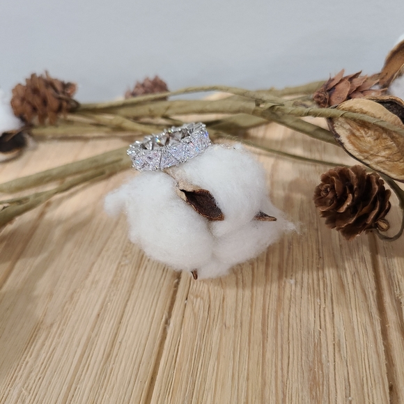 🎊🎊NEW🎊🎊BEAUTIFUL!! TRIANGLE CZ Ring in SILVER Plating 🎊🎊 - Picture 5 of 16